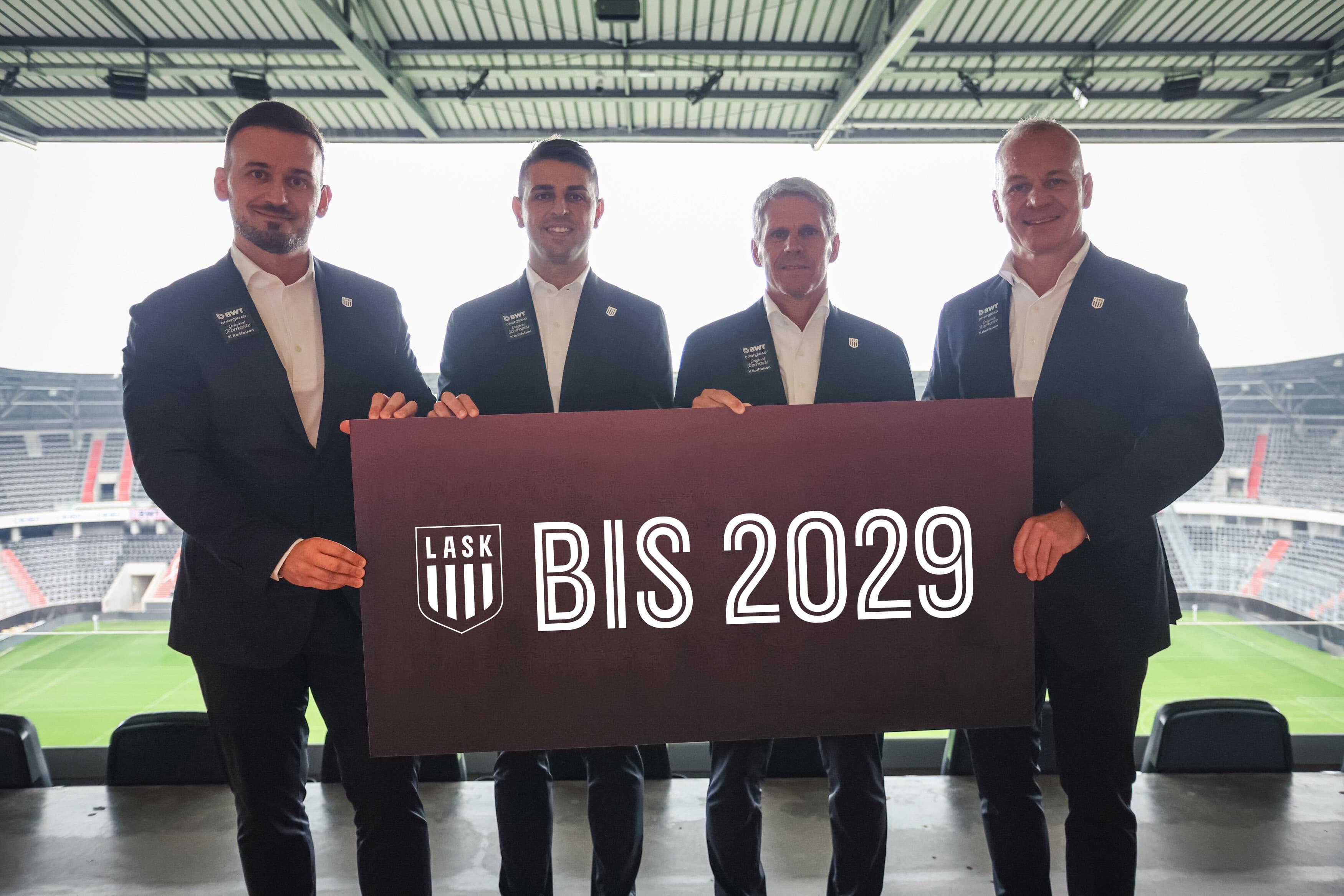 LASK-Vertreter mit Schild „BIS 2029“ vor Stadiontribünen in Linz