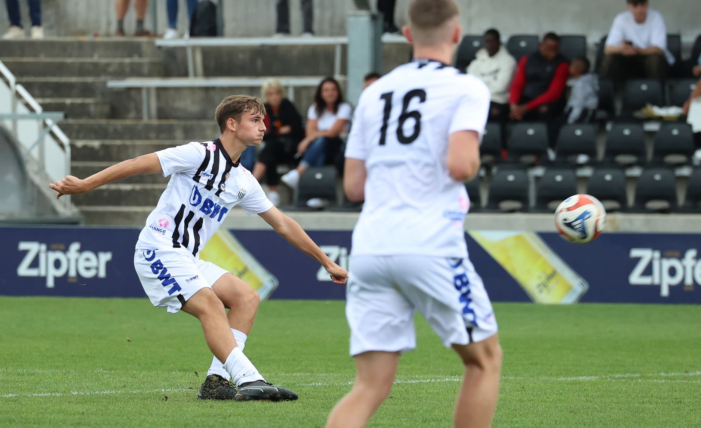 AKA Lask AKA Red Bull Salzburg U 18 Midzic Armin 6 Pasching 7 Oktober 2023 Foto Rumetshofer Gerhard